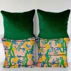 New set of four cushions. Two of them made with JIM THOMPSON, Antiek en Kunst