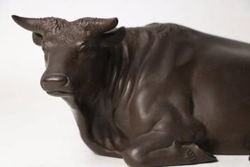 Een bronzen liggende stier (Zagyu) – Japanse Dierenriem