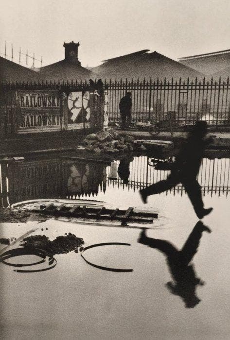 Henri Cartier-Bresson - Behind the Gare Saint-Lazare, París,, Antiek en Kunst, Kunst | Tekeningen en Foto's