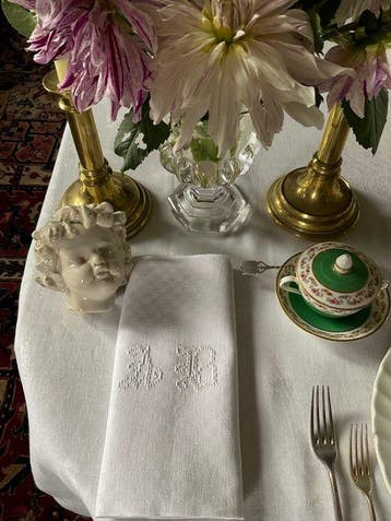 6 handgeborduurde linnen servetten uit de vroege twintigste