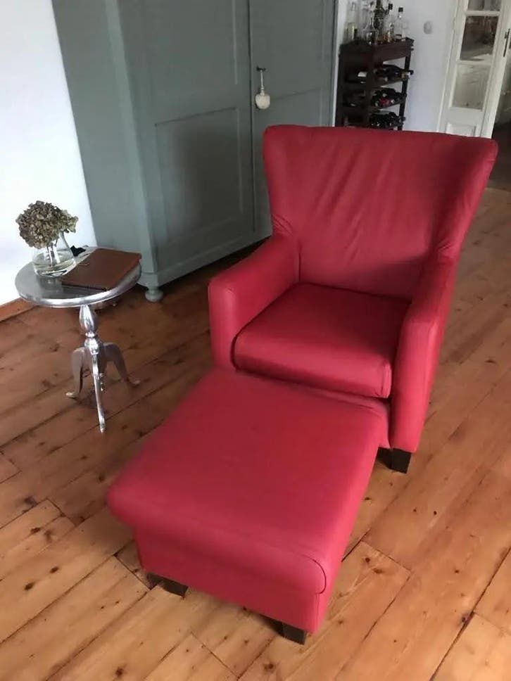 Leren oorfauteuil met houten poten - met hocker - rood leer, Huis en Inrichting, Fauteuils, Nieuw, Leer, Ophalen of Verzenden