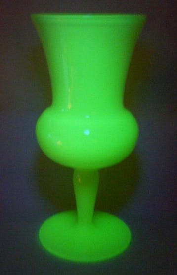 Opalina Fiorentina - Vaas - Kelkglas - uranium glas -, Antiek en Kunst, Antiek | Glas en Kristal