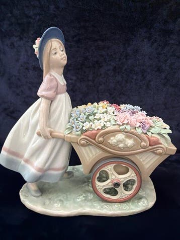 Lladró - Beeldje - Fille avec chariot de fleurs - Porselein