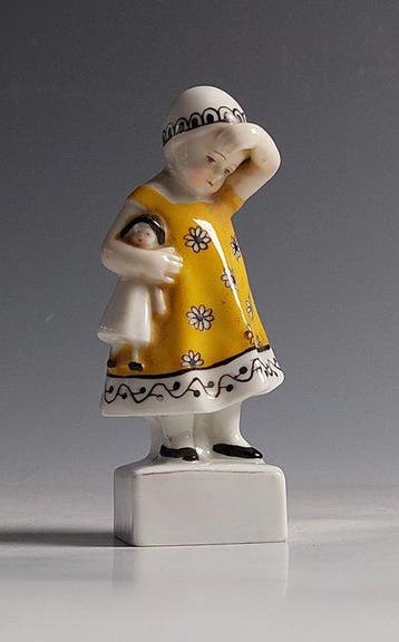 Goebel - Figuur - Meisje met pop - Porselein