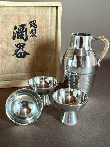 Hon-suzu() Sake Set – 3 Sake Cups and Chirori by, Antiek en Kunst