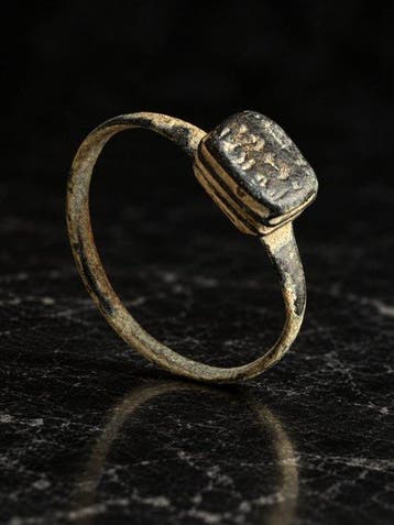 Middeleeuws Brons Ring met donkere rechthoekige inleg, 12e