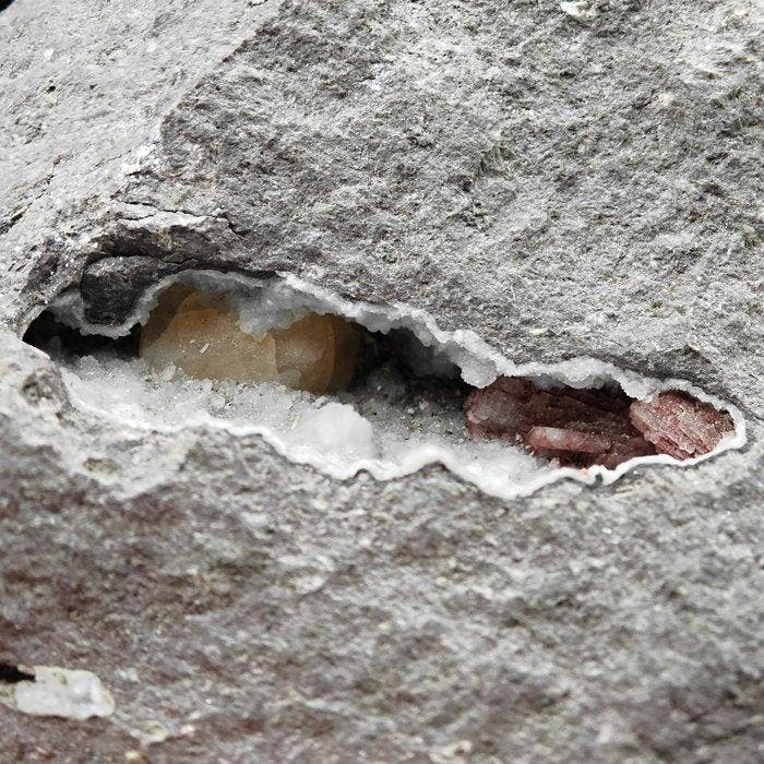 Geode van epistilbite en phacoliet, Sardinië, RARI Minerali, Verzamelen, Mineralen en Fossielen