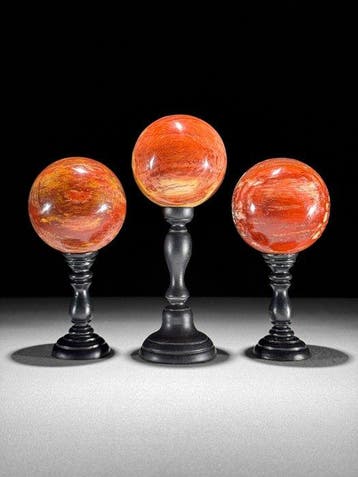 Prachtige set van 3 rode versteend hout bollen op een op