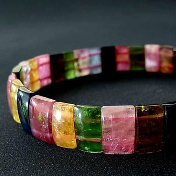 Zonder beperking. Veelkleurige toermalijn armband –