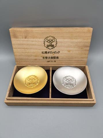 Sapporo Japan Winter Olympics Cups: goud 24KGP & zilver SP -, Nieuw