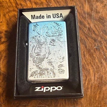 Zippo - Rosas grabadas – Acabado degradado azul metálico a, Nieuw