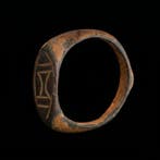 Viking periode Brons Uitstekende ring met Dagaz-rune motief