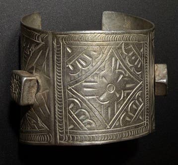 Middeleeuws Zilveren armband, rijkelijk versierd, met