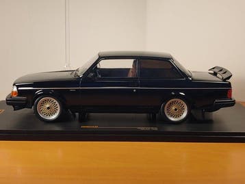 IXO 1:18 - Model sedan - Volvo 240 Turbo Custom Black 1986, Nieuw