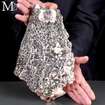 Kubische pyriet, donkere metallische galena, en delicaat
