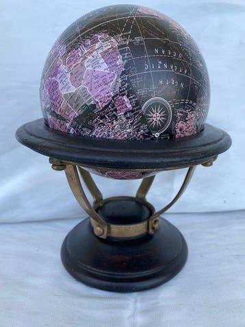 Vintage wereldbol op een bronzen en houten onderstel -