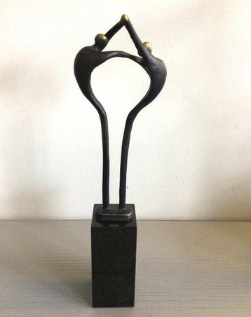 Corry Ammerlaan - sculptuur, “ Van mens tot mens “ - 23 cm -