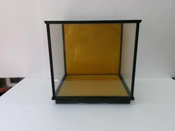 Glas, Glazen displaykasten van het houten frame. - Japan -