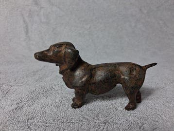 L. Chenet - L. Chenet - sculptuur, Dachshund - 5.5 cm -