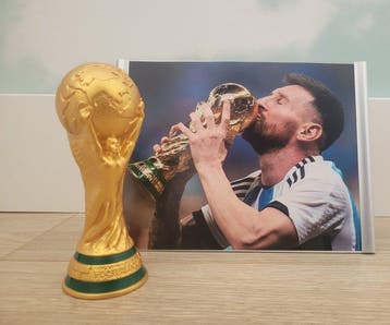 FIFA Wereldbeker-trofee + portret van Leo Messi, Nieuw