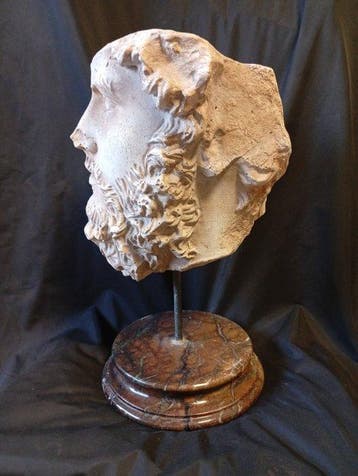 Kalkstenen replika van het hoofd van de oude Romeinse keizer