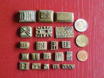 TWINTIG ANTIEKE GEOMETRISCHE GOUDGEWICHTEN 356 gram -, Antiek en Kunst