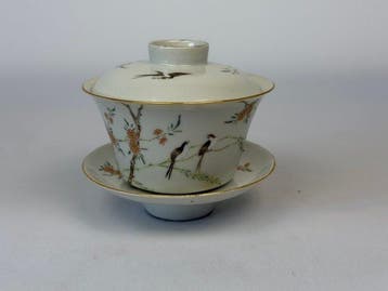Een Famille Rose Bloem en Vogel porseleinen gaiwan-set -