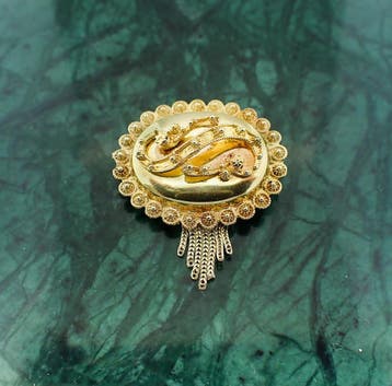 Antiek gouden S-broche met kwastje, Ophalen of Verzenden, Gebruikt, Overige kleuren, Goud