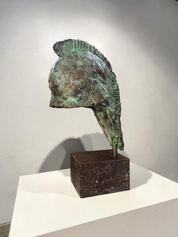 sculptuur, Bronze Spartan Helmet Sculpture on Marble Base -