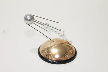 Sovjet ruimte souvenir - De eerste aardse satelliet, Antiek en Kunst