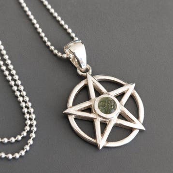 Moldaviet. Hanger met beschermend pentagram en ketting.
