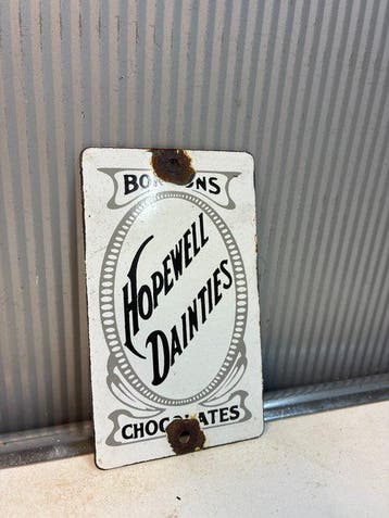 Vintage Hopewell Dainties Chocolates reclamebord – emaille