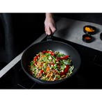 AMT Gastroguss Wokpan – Titanium Coating – Ø 30 cm –, Huis en Inrichting, Keuken | Potten en Pannen, Overige materialen, Inductieplaat