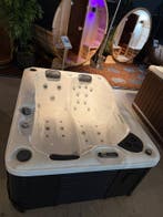 Luxe Jacuzzi/ Spa 2 Persoons Plug &amp; Play 220V, Zo goed als nieuw, Pomp, Vast