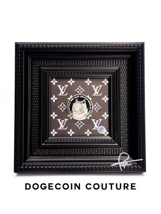 AMA • Pope (1985) - Dogecoin Couture - Louis Vuitton &, Antiek en Kunst, Kunst | Designobjecten