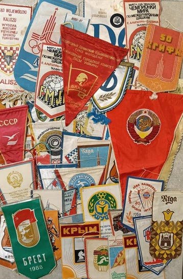 Themacollectie - Een grote collectie vintage wandvlaggen uit