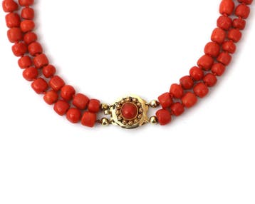 Een 2 strengen collier met koraal en 14 krt. geelgouden slot, Gebruikt