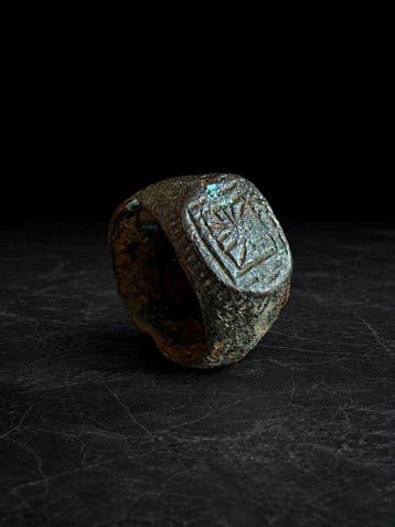 Byzantijns Brons Zegelring met kruisvormig monogram, 10e tot