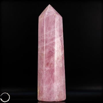 Prachtige rozenkwarts-obelisk – Symbool van liefde en