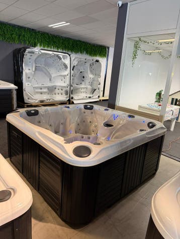 PASSION SOLANGE – High-end spa/jacuzzi 5 persoons, Ophalen, Zo goed als nieuw, Pomp, Vast