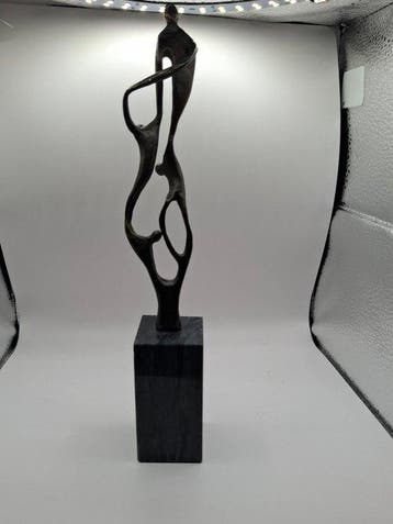 Beeldje - SculptuurToekomst door samenwerking op sokkel -