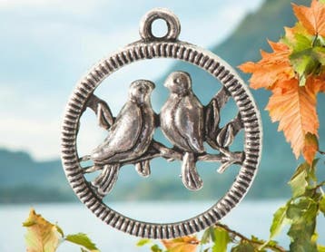 2 x Metalen bedeltje van twee vogels antiek zilverkleur 2..., Ophalen of Verzenden, Nieuw, Bedel