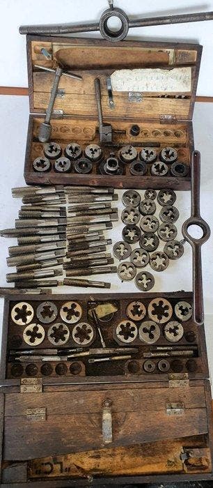 Werkgereedschap (2) - MECHANISCHE GEREEDSCHAPPEN -, Antiek en Kunst, Antiek | Wandborden en Tegels