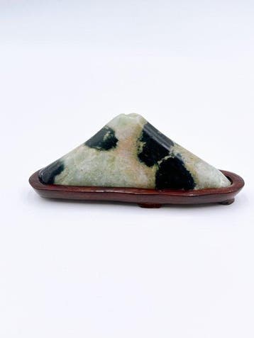Japanse suiseki / kijksteen – bergvorm met houten daiza -