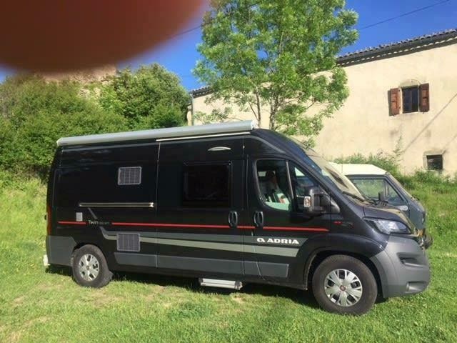 Camper huren - Adria Twin 600, Caravans en Kamperen, Verhuur