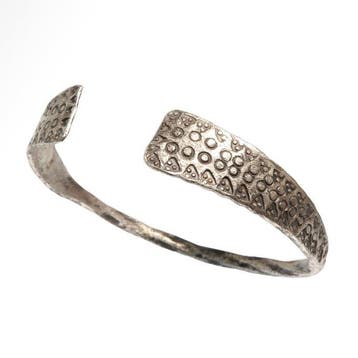 Viking periode Zilver Armband met wolfentanddecoratie, Antiek en Kunst