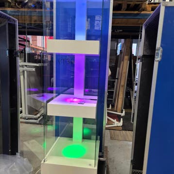 SUPERNETTE luxe glazen vitrinekast in flightcase met special, Huis en Inrichting, Kasten | Vitrinekasten, Ophalen of Verzenden