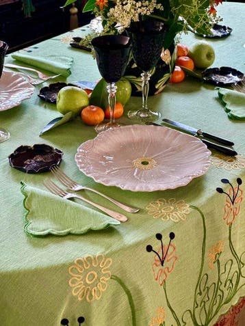 Tafelkleed met twaalf bijpassende servetten, zuiver linnen,, Antiek en Kunst
