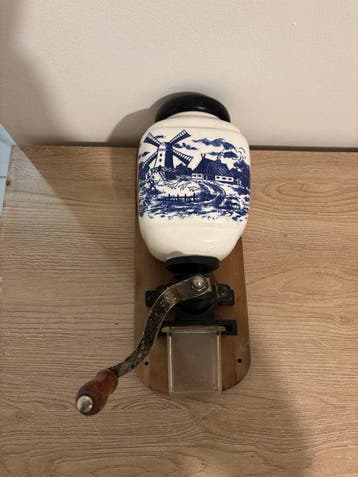 Koffiemolen - Oude wandkoffiemolen van faience in Delftse