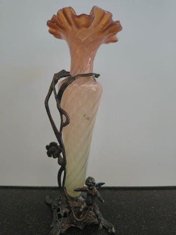 Eine exquisite Jugendstil-Vase mit Putto-Montierung